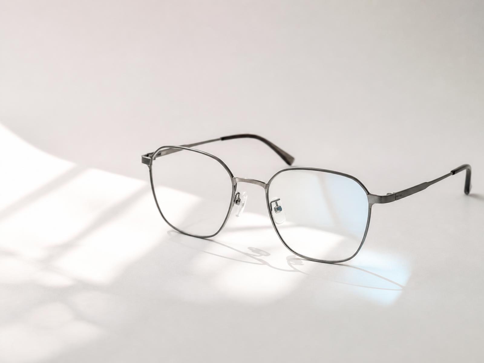 Ramă de ochelari din titan fotografiată editorial